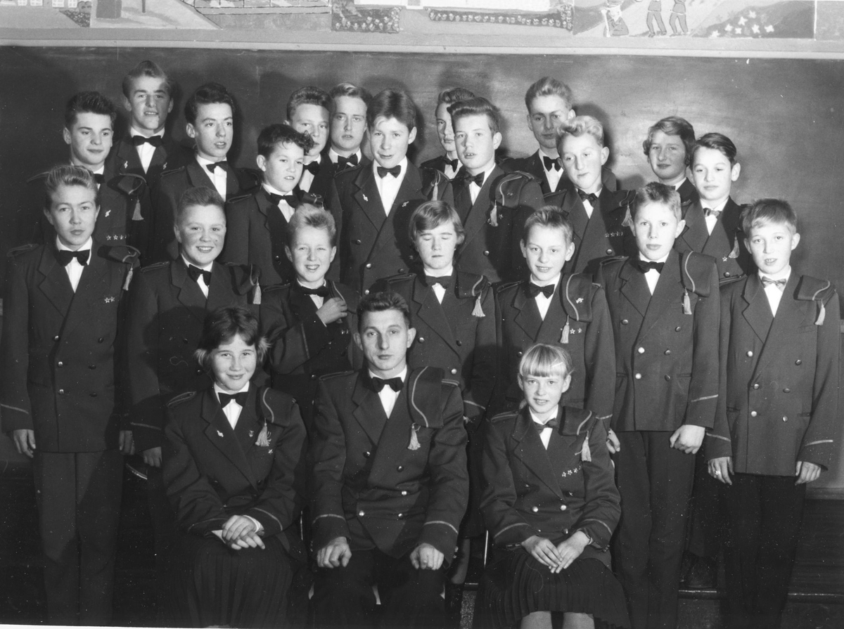 Gruppeportrett av Harstad skolemusikkorps.