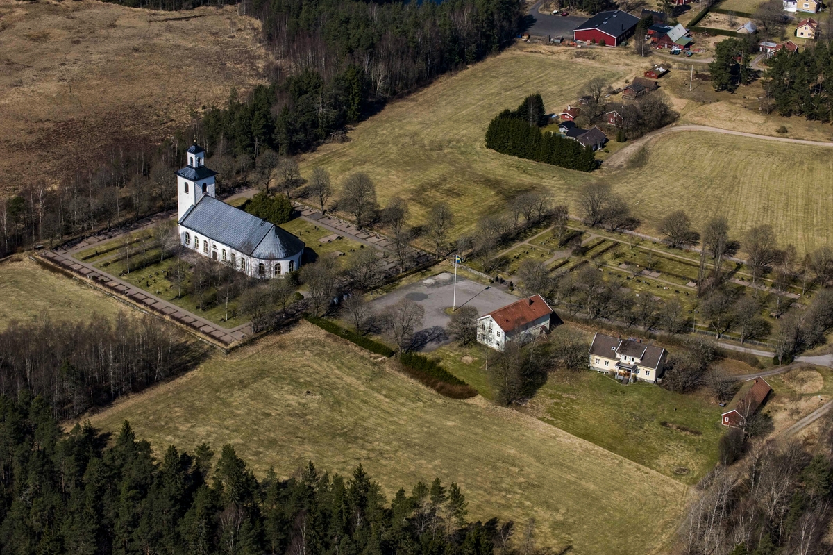 Flygfoto över Åkers kyrka i Vaggeryds kommun.