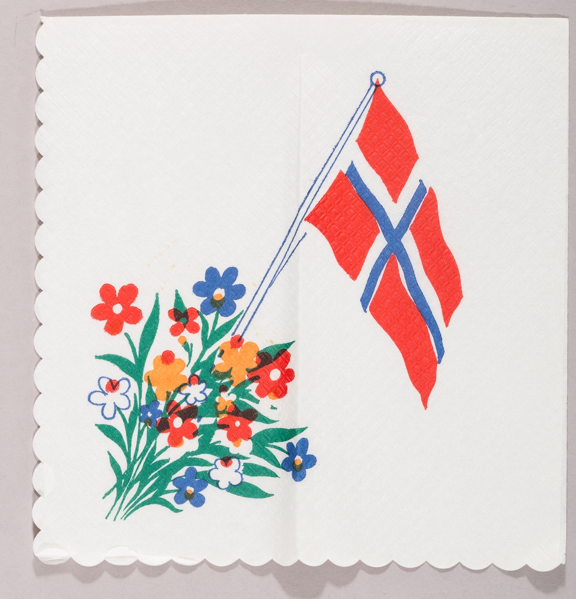 Et norsk flagg og blomster i mange farger.