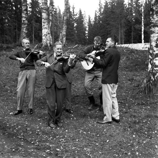 Republiken Käckåsens statskapell spelar, fr höger Erik Frykman, Olle Pallin, "Olle på Halla" Jonsson (skymd), Joel Hedåsen