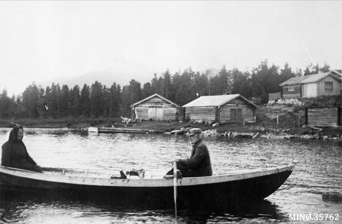 To personer i båt på Sølensjøen
