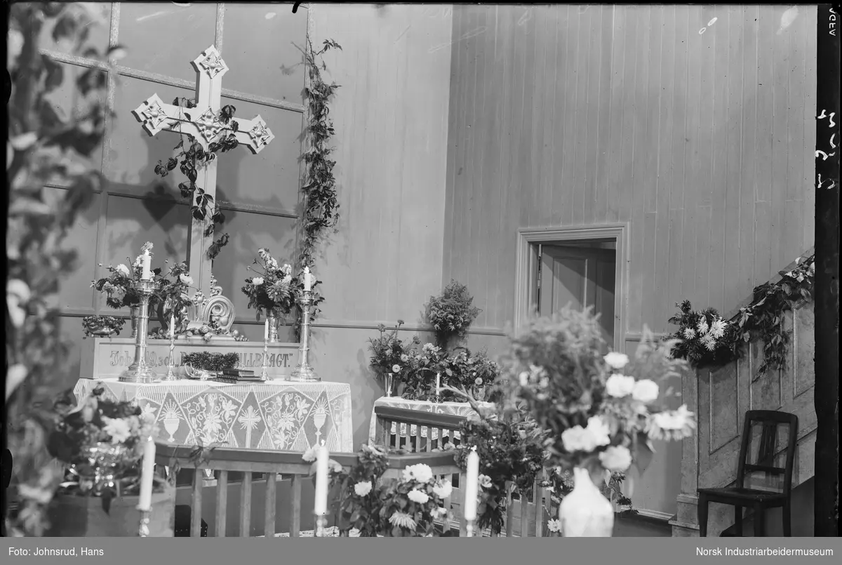 Notodden Kirke, kirkerommet pyntet med blomster. Sannsynligvis begravelse til Anne Holta.