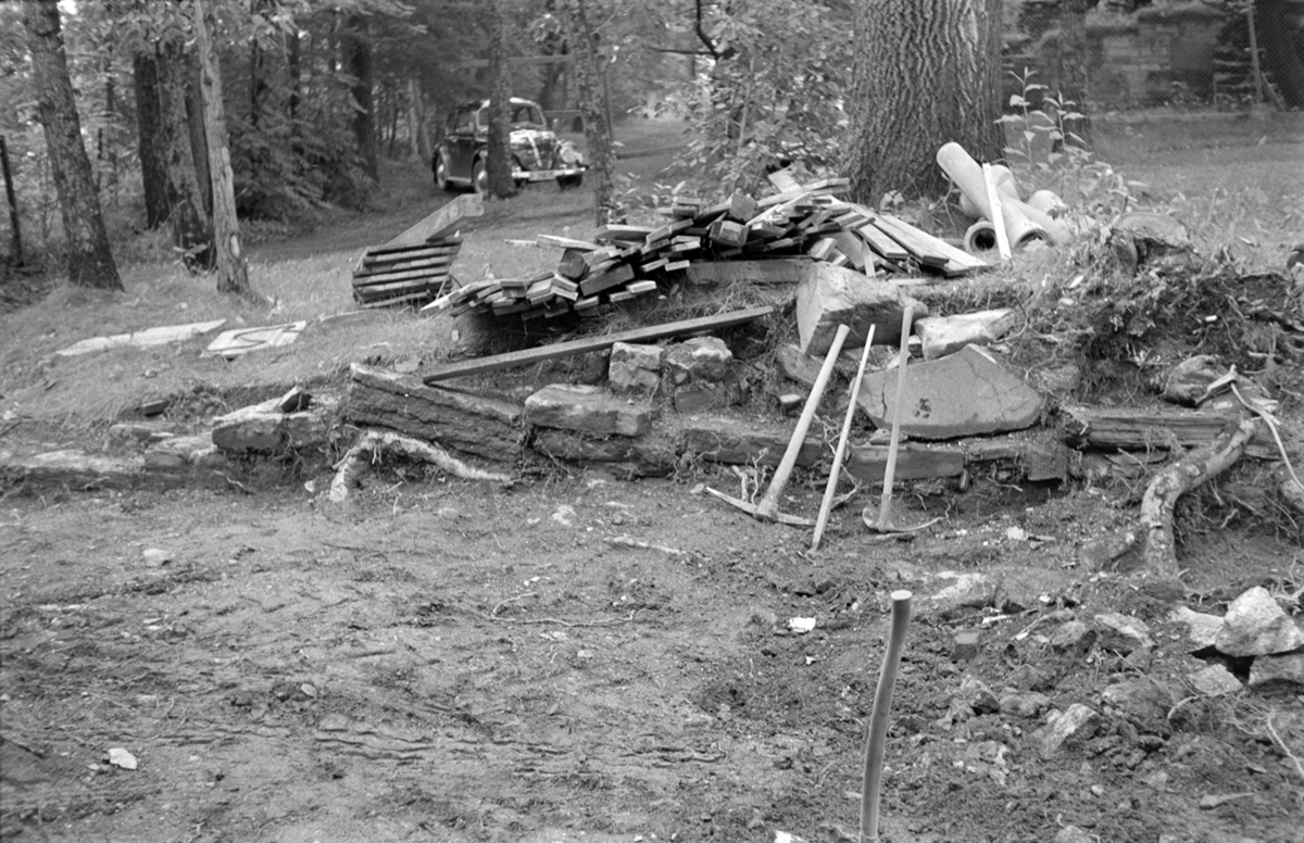 Arkeologisk undersøkelse i Bispestredet 1970. Kirkegårdsmuren frilegges.