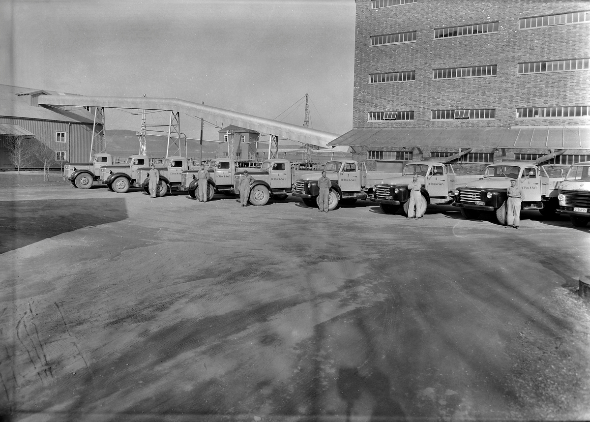 I. C. Piene & Søn sine Volvolastebiler foran mellageret i Buvika