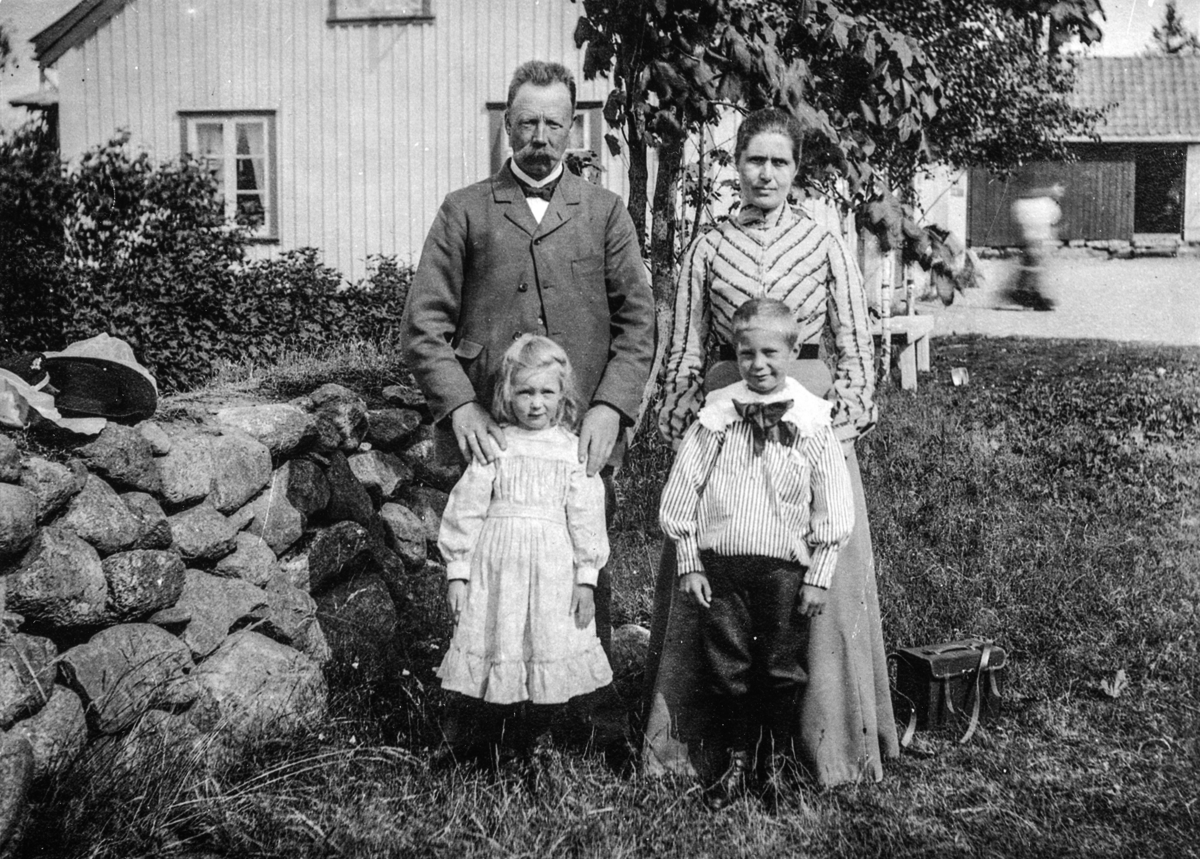 Familiegruppe 4. Ingrid Haagensen, sammen med sin mor, far og bror ved barndomshjemmet på Larkollen. Ingrid giftet seg med Birger Wetten, fra Jesnes / Jessnes, 31. Januar 1923.