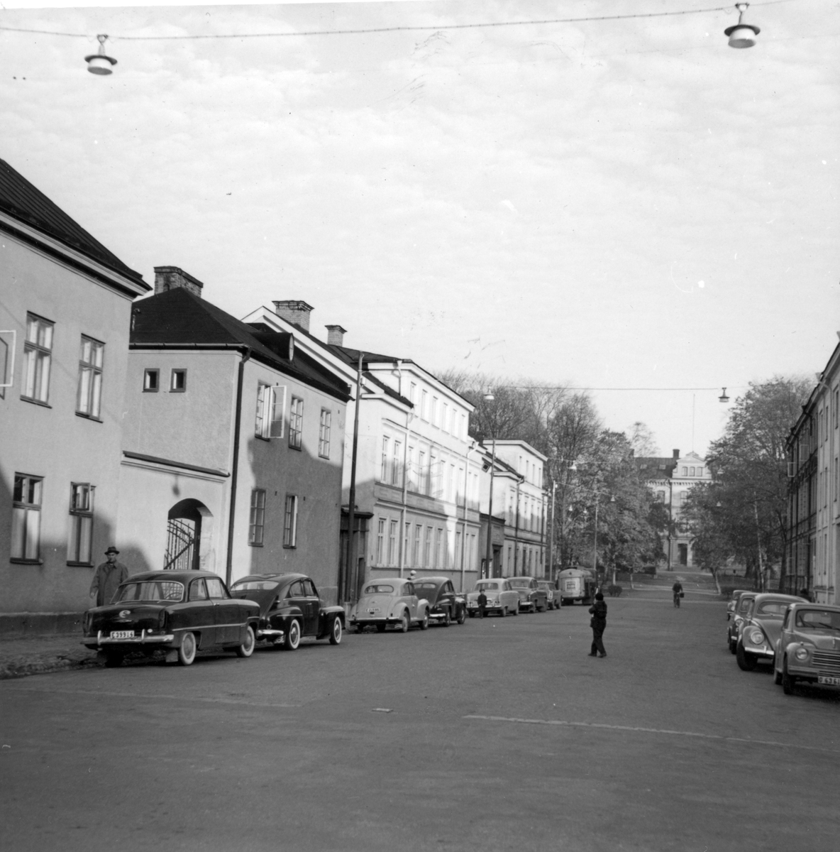 Prästgatans sträckning mellan kvarteret Trasten och kvarteret Staren med Djäkneparkskolan i fonden. Fotografiet taget i samband med rivningsansökan 1960.