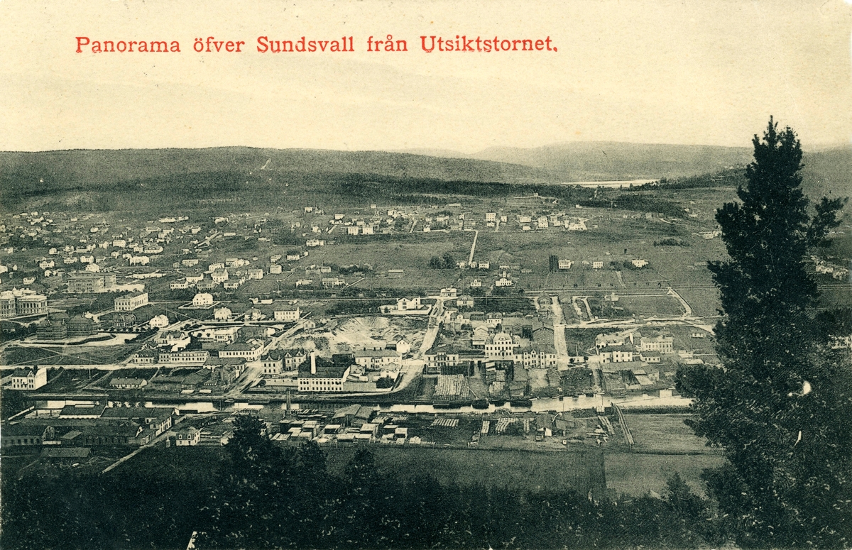 Vy över Norrmalm och Västermalm. Tryckt text till vykortet  "Panorama öfver Sundsvall från Utsiktstornet."
I mitten av bilden ses en sandtäkt som på 1940-talet bebyggdes med HSB:s flerfamiljshus.