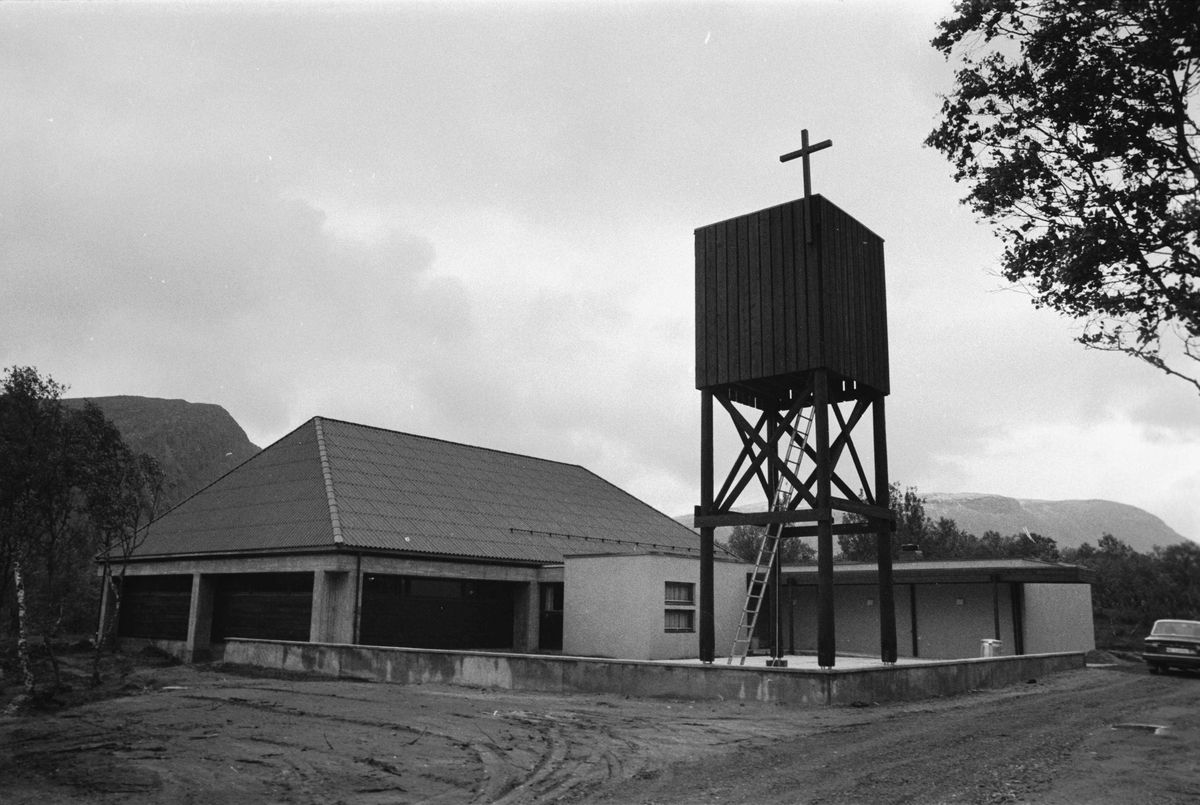 Nybygget Astafjord kirke med klokketårn i fogrunnen.