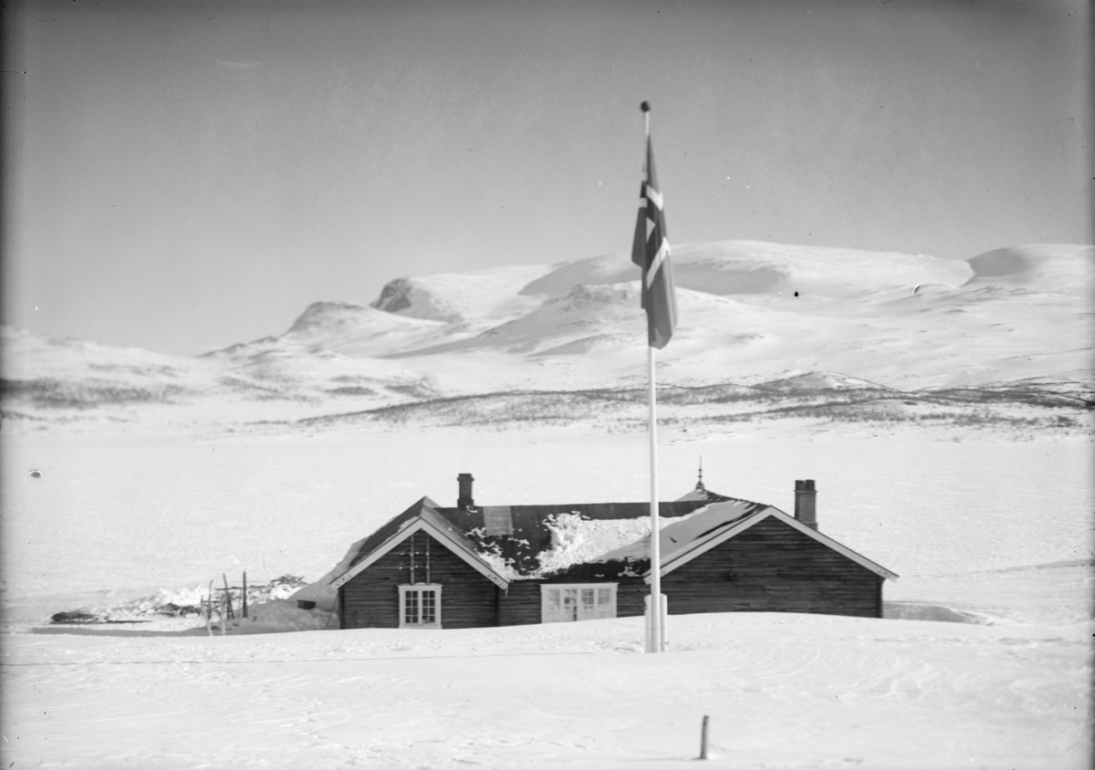 Jotunheimen, Bessheim med utsikt mot Sikkilsdalen - Maihaugen ...