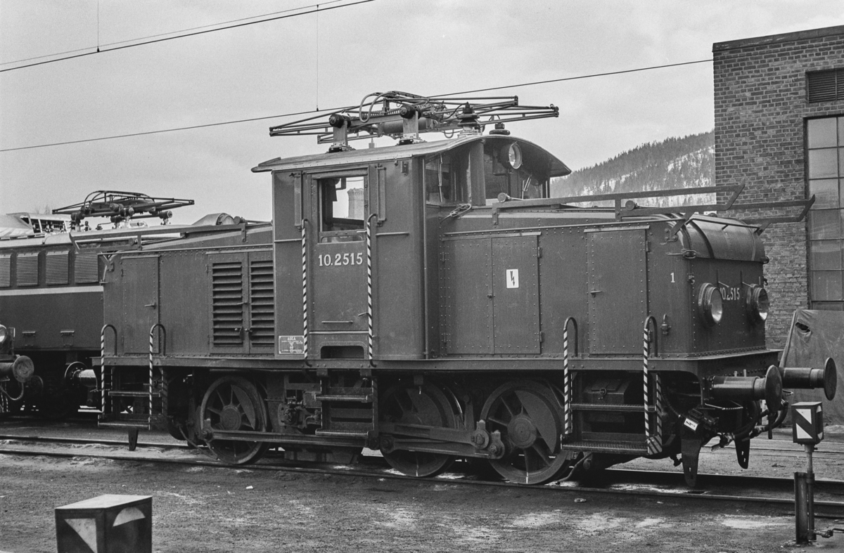 Elektrisk skiftelokomotiv type El 10 nr. 2515 på Sundland i Drammen.