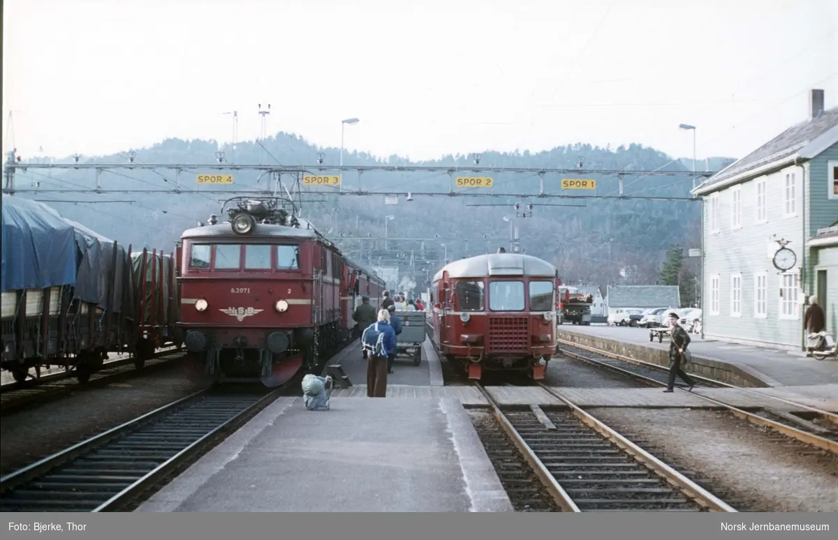 Persontog 703 med El 8 2071 ankommet Sira stasjon, hvor dieselmotorvogn BM 87 03 i tog 3004 venter overgangsreisende til Flekkefjord