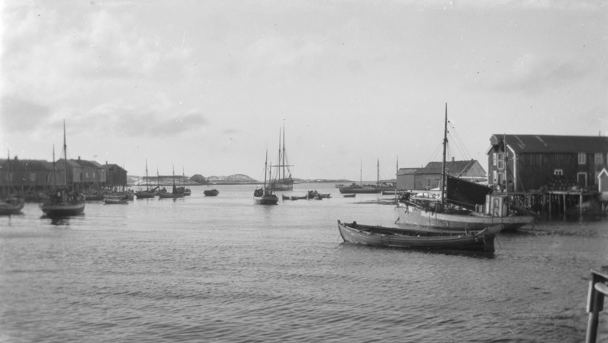 Fiskevær med brygger og båter.
Kutteren til høyre ser ut for å ha nr N-8-DS , i så fall e det Mk "Lyna", bygd 1915 , 40 fot ,16 Hk Hein og eid av Olaf Svinøy ,Sund , Kopardal. Fra 1928 til 1936 var eieren Hans Sandøy ,Sund ,Kopardal .Fra 1937 var Arthur Jørgensen, Kopardal ,eier og fra 1940 fikk ho navnet "Havdur", men ho er borte fra merkeregisteret for Dønnes i 1943...