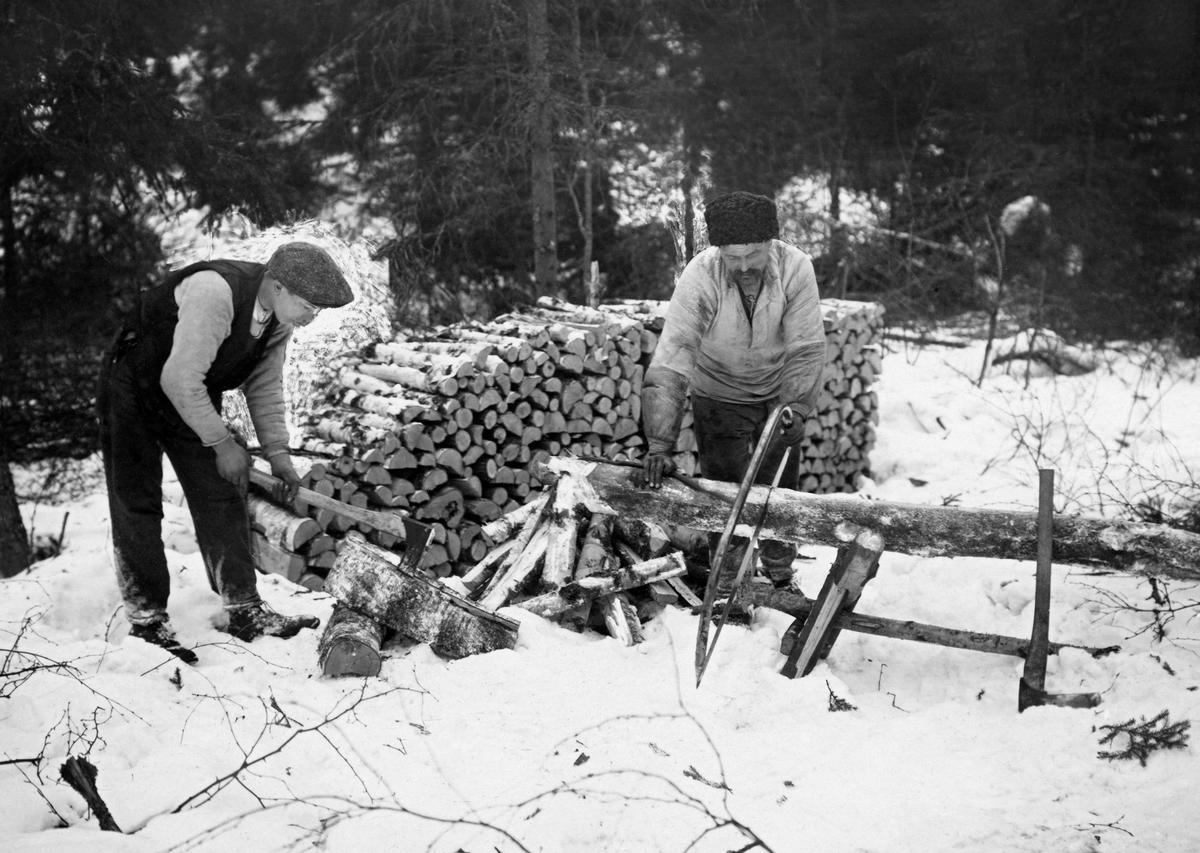 Bilde viser vedproduksjon i Nordmarka vinteren 1919. (Foto/Photo)
