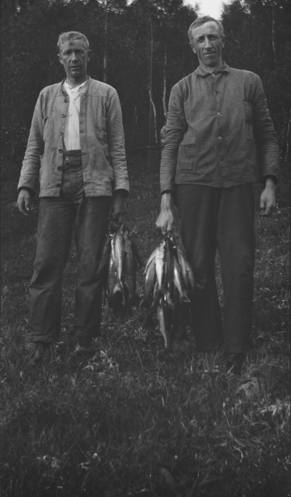 Sigvald Sund og Torvald Tverå på fisketur, her med fangst.