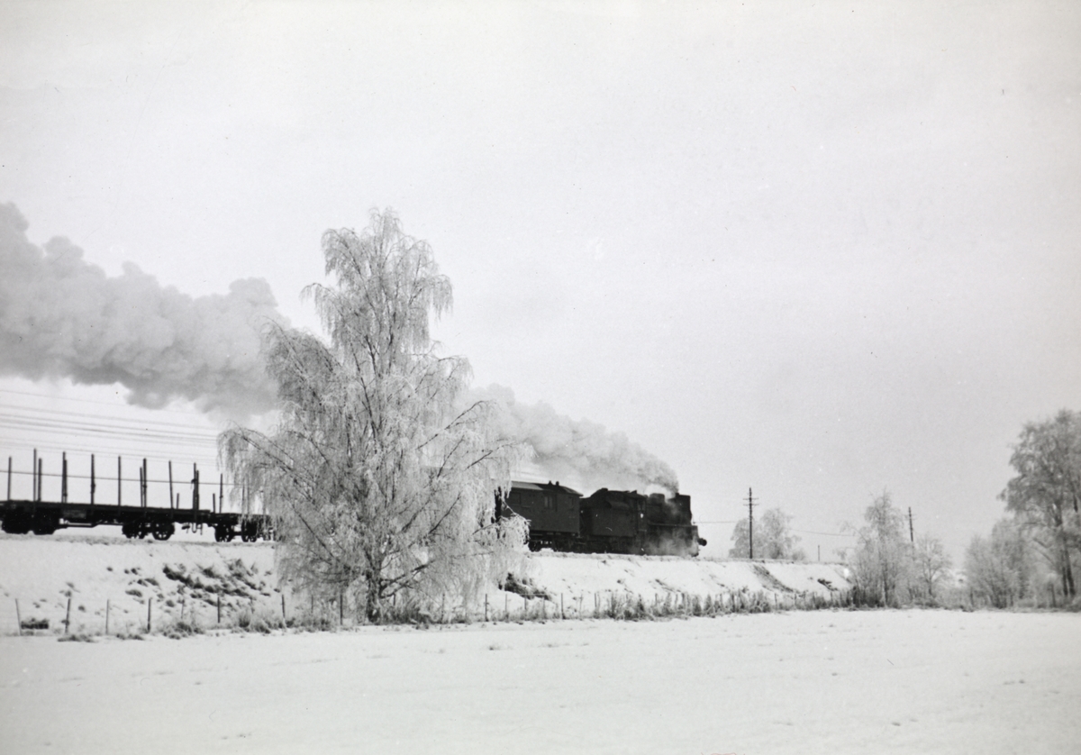 Damplokomotiv type 26c nr. 433 med godstog på Solørbanen