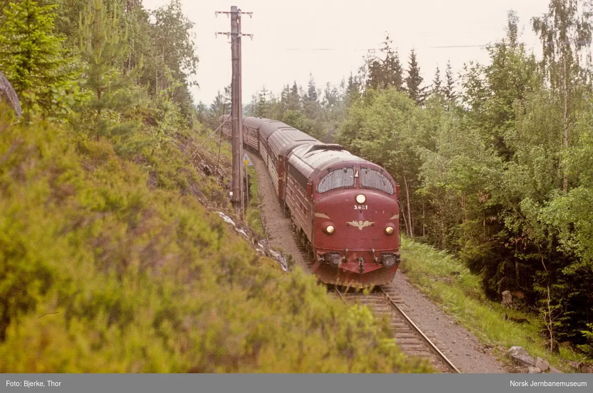 Diesellokomotiv Di 3 621 med persontog 281 Oslo-Fagernes mellom Fall og Hov