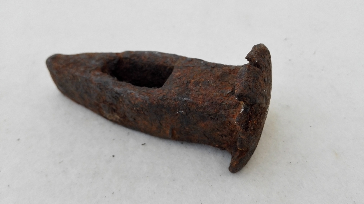 1 hammer

Liten stempelhammer uten skaft (smidjeredskap). Nu 8.7 cm lang.

Gave fra husmand Ole M. Pladsen, Amble.