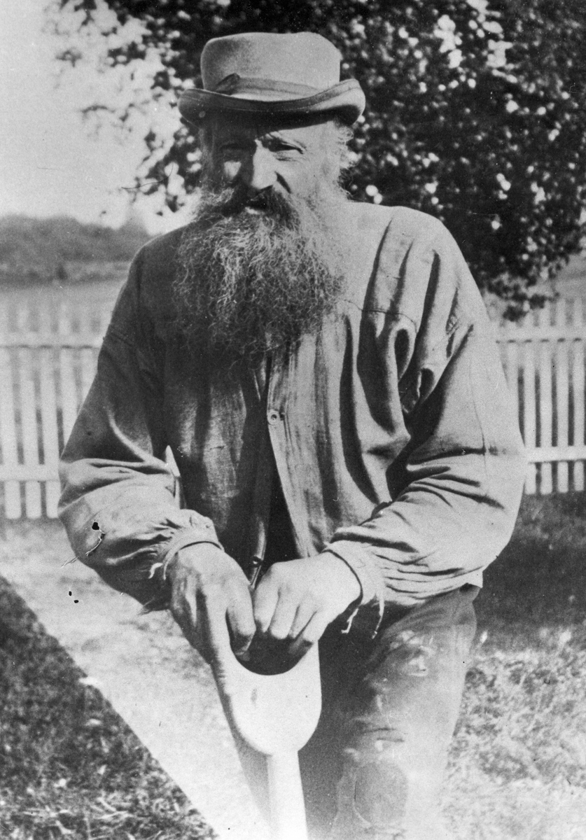 Per Findsen Indgjerdingen, eller "Per Skjegg" som han vanligvis kaltes. Bildet er tatt på Sand kirkegård i 1914.