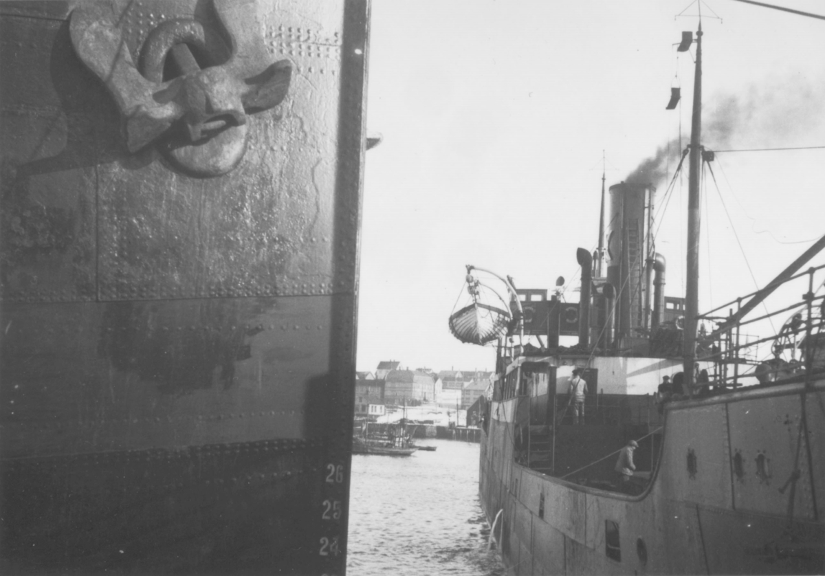 Skip på havna i Vadsø. En del av byen i bakgrunnen, bl. a. Televerkets bygning. Bildet er tatt i 1941 av en tysk soldat Matthias Schlagwein.