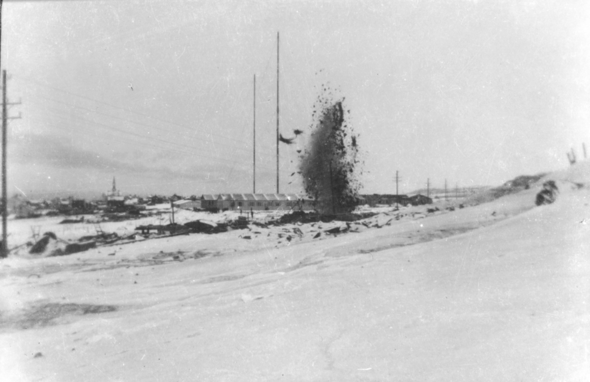Sprengning av bunkers i Vadsø i ca. 1941 (der kretsfengslet ligger idag, nåværende Bergstien 13 omtrent).
