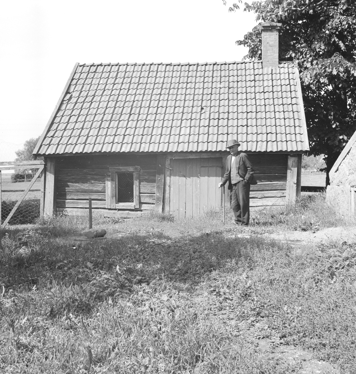 Motiv från Egeby källgård i Västerlösa. Dokumentation av Östergötlands museum 1940. Mannen är gårdens ägare vid tiden, Hjalmar Andersson.