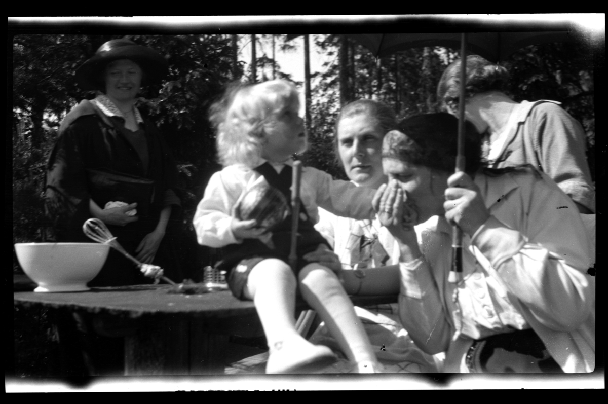 Alfhild Ferslew, Rolf Sundt jr., Hilda Sundt, hennes mor Birgitte Aubert og søster Julie (Lillemor) Thaulow Aubert sitter rundt et bord ved Villa Knyggen. Fotografert 1923.