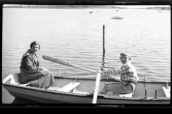 Hilda Sundt og hennes sønn Julius sitter i en robåt, Stavern