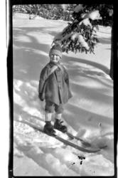 Julius Sundt, ca tre år, står på ski. Fotografert 1920.