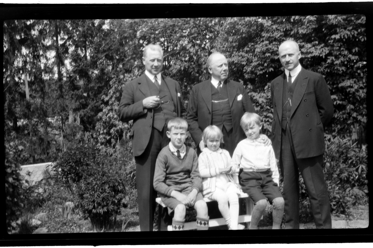 Rolf Sundt sr. feirer sin femtiårsdag 7. juni 1931 hos Lauritz Sundt på Bestum.  Brødrene Finn, Lauritz og Rolf Sundt sr. står bak jubilantens sønn Rolf jr. og Lauritz's barn Inger og Eilert, som sitter på en benk.