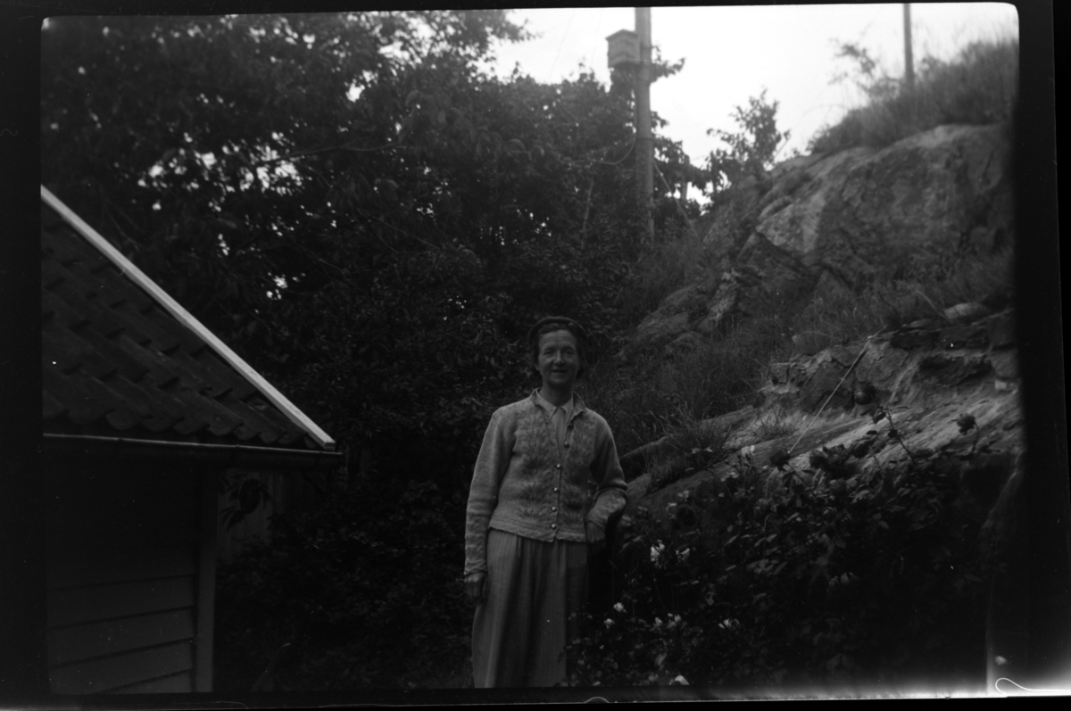 Ant. Berta Venge bak huset til Agnes Sundt, Loshavn. Fotografert ca. 1953.