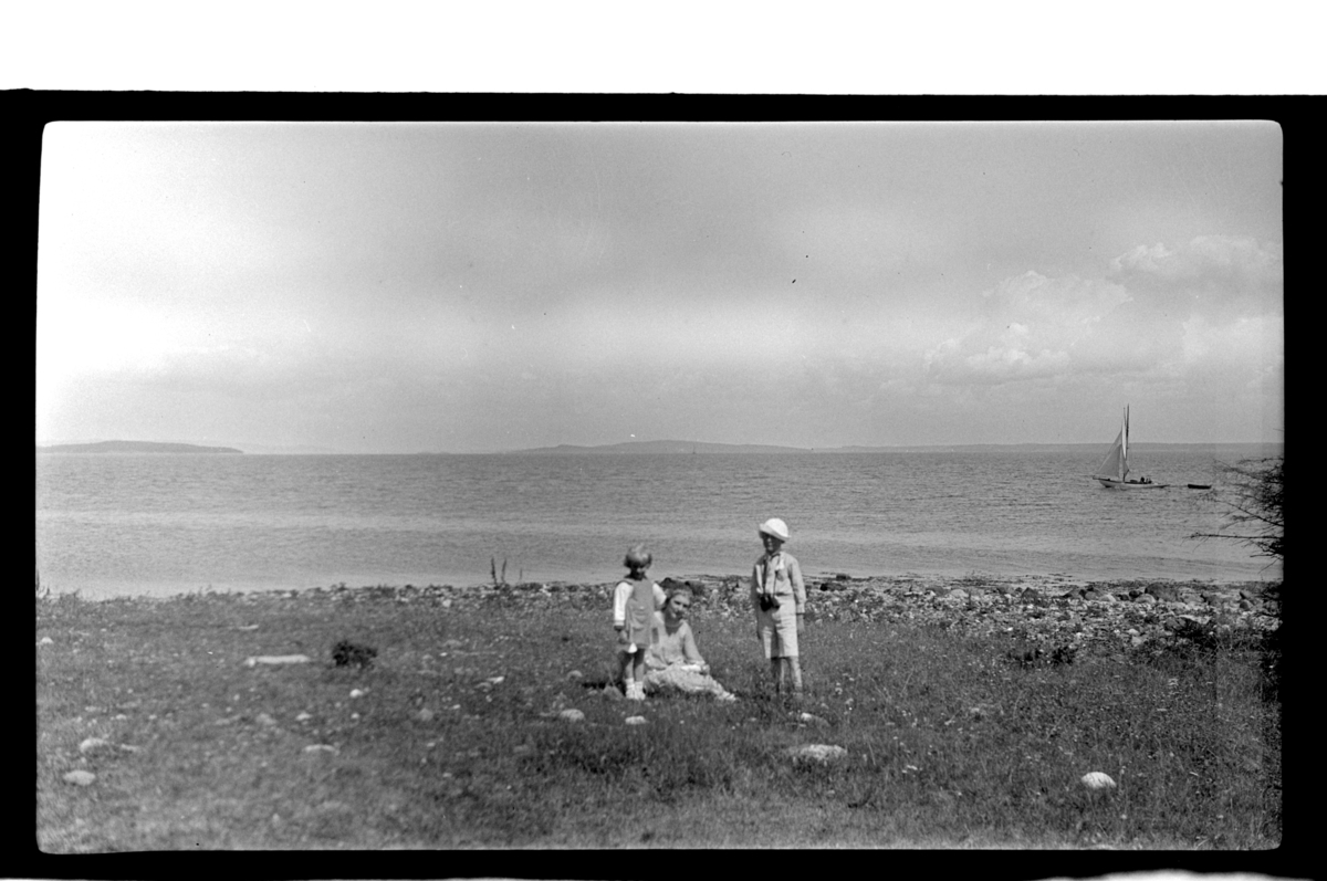 Hilda Sundt med sønnene Rolf Jr. og Julius ved ukjent strand. Fotografert 1925.