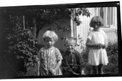 Rolf Sundt Jr. og to ukente barn i hage, Slagen i Tønsberg. 