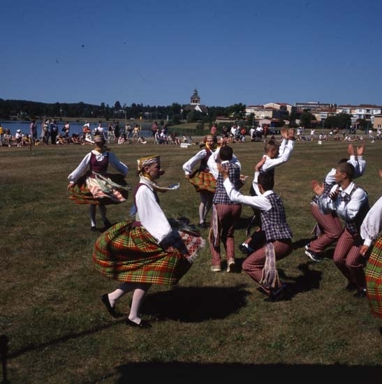 Hälsingehambon för 36:e gången, Kolgårdens före detta idrottsplats i Bollnäs, 7 juli 2001. Uppträdande av utländska folkdansare.