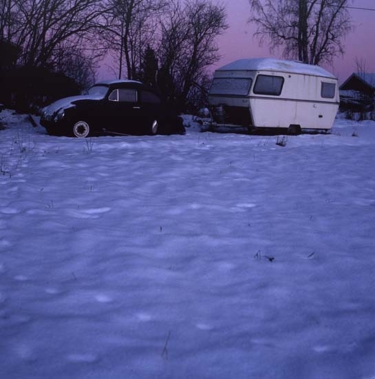 Gammal frostig Volkswagen "bubbla" och husvagn står ute i snön, Bånga 16 januari 2001. De ser lite övergivna ut.