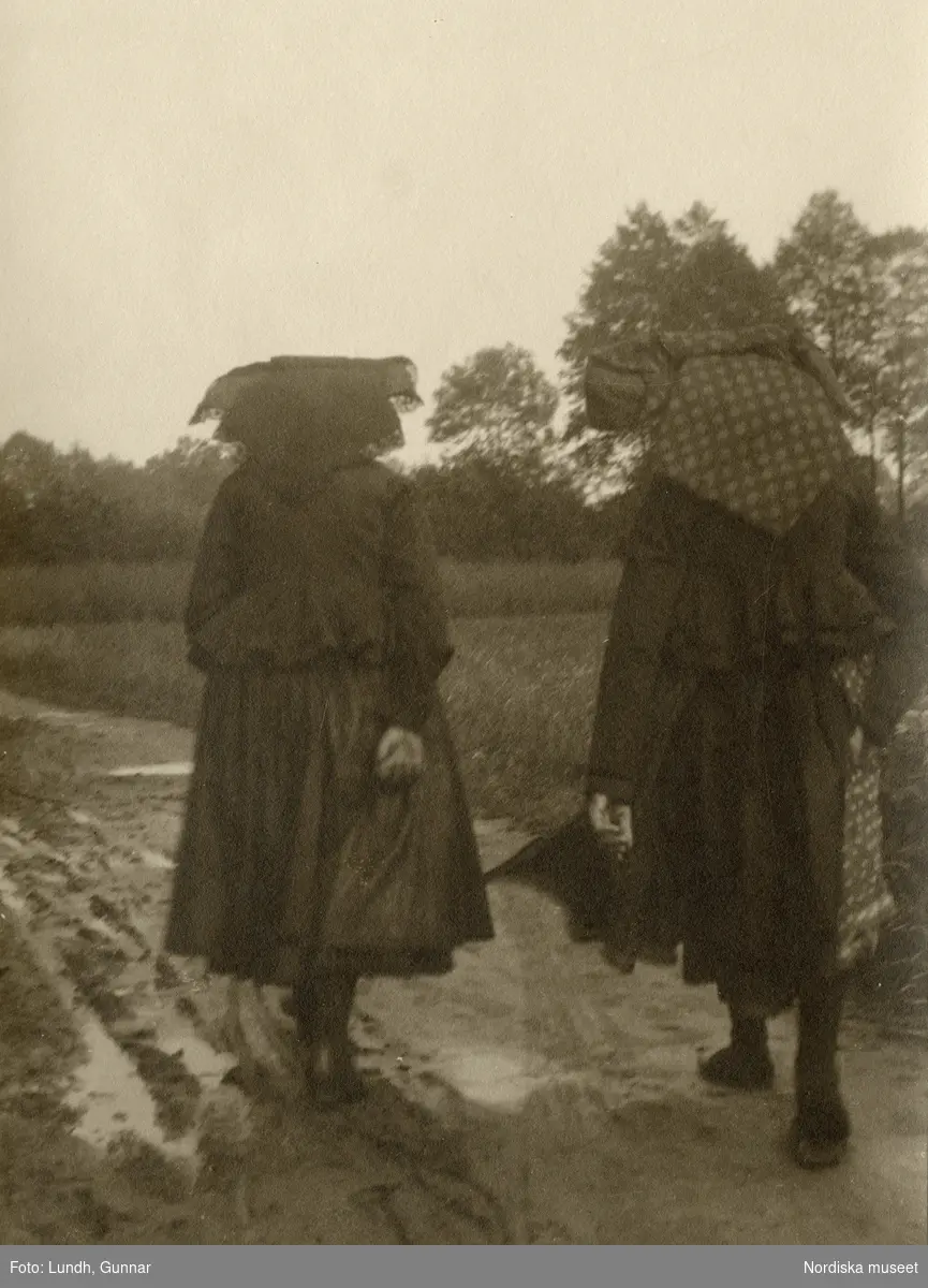 Spreewald, Tyskland. Två kvinnor med huvudkläden på en landsväg.
