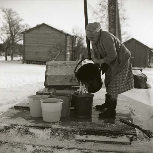 Vattenhämtning vid vindan Fredagsberget december 1964.