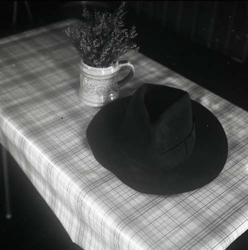 Albert Vikstens hatt och en bukett med ljung på ett bord med rutig vaxduk, 7 september 1969.