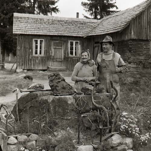 Ett VI-reportage, "Den långa resan till Guckusko" med Birger L, 7juni 1955. Här ser vi Los- gumman Edit Gjers och sonen Enar.