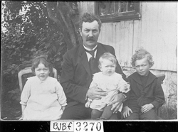 Godske Leth-Olsen med barn