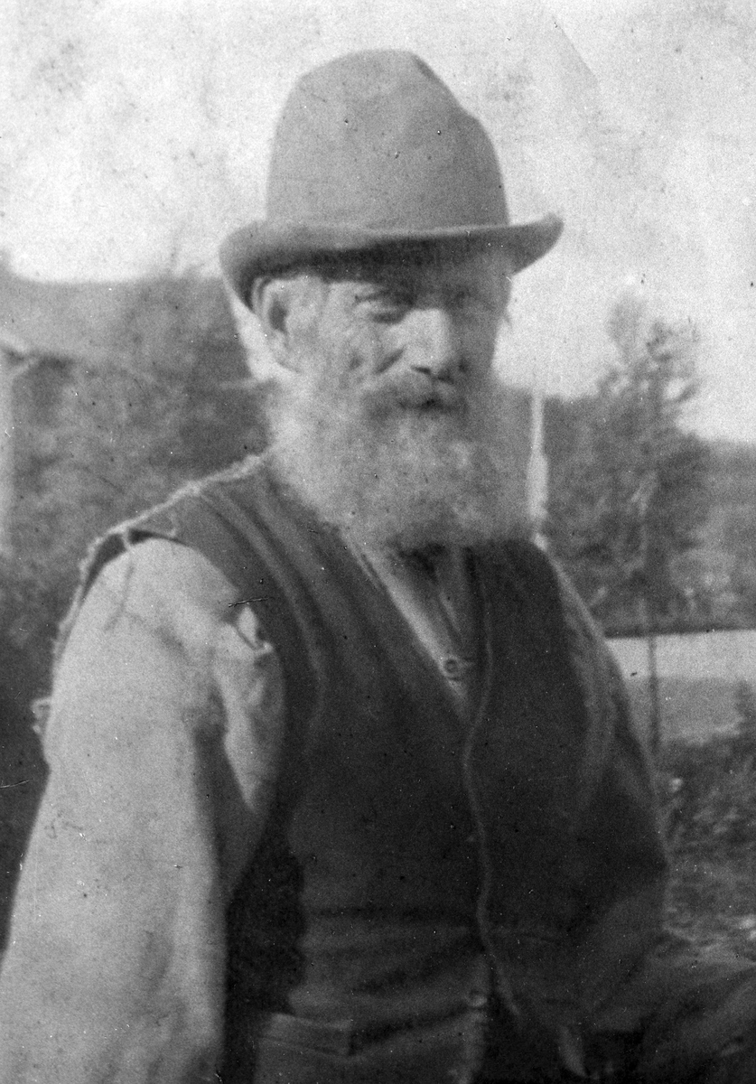 Nils Karlstad (1835-1917), kirketjener og Nordre Odalens siste "stodderkonge". Bildet er tatt av dr. Ansteensen på Sand kirkegård.