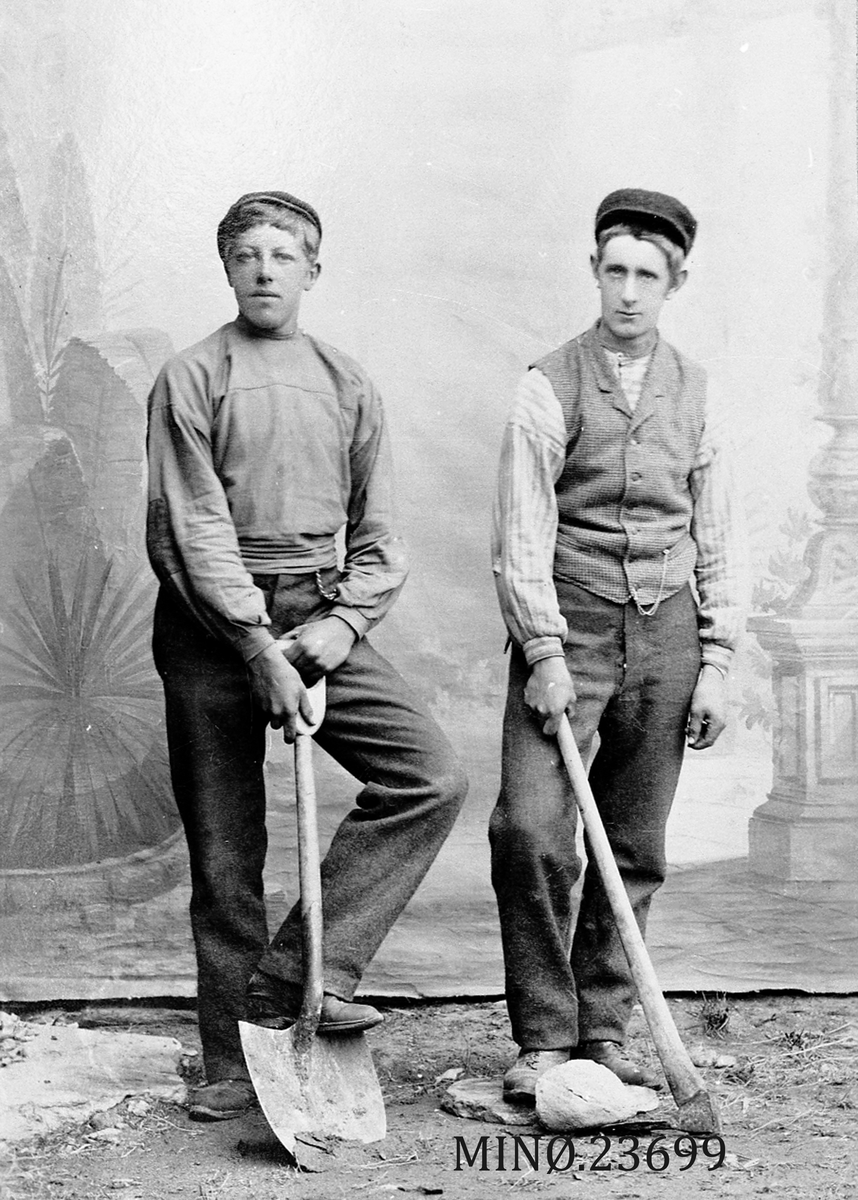 To menn med spade og hakke. Einar Stengel og Dølgaard