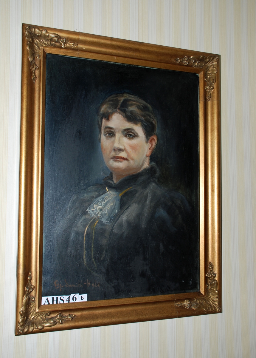 Gullramme med blader i hjørnene. Portrettmaleri etter foto.
Forestiller Magdalene Fasmer, født Tornøe (1853-1909).