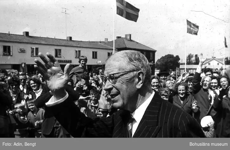 Kungainvigningen 16 juni 1964. 
Fotograf Bengt Adin, Göteborg. Regi Hans Håkansson.
Kung Gustaf VI Adolf och publik.