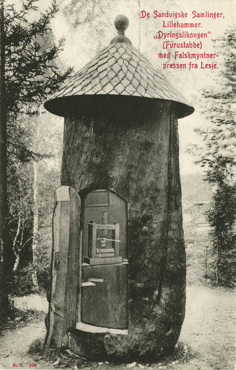 Postkort: De Sandvigske Samlinger, "Dyringslikongen" med falskmyntnerpressen fra Lesja