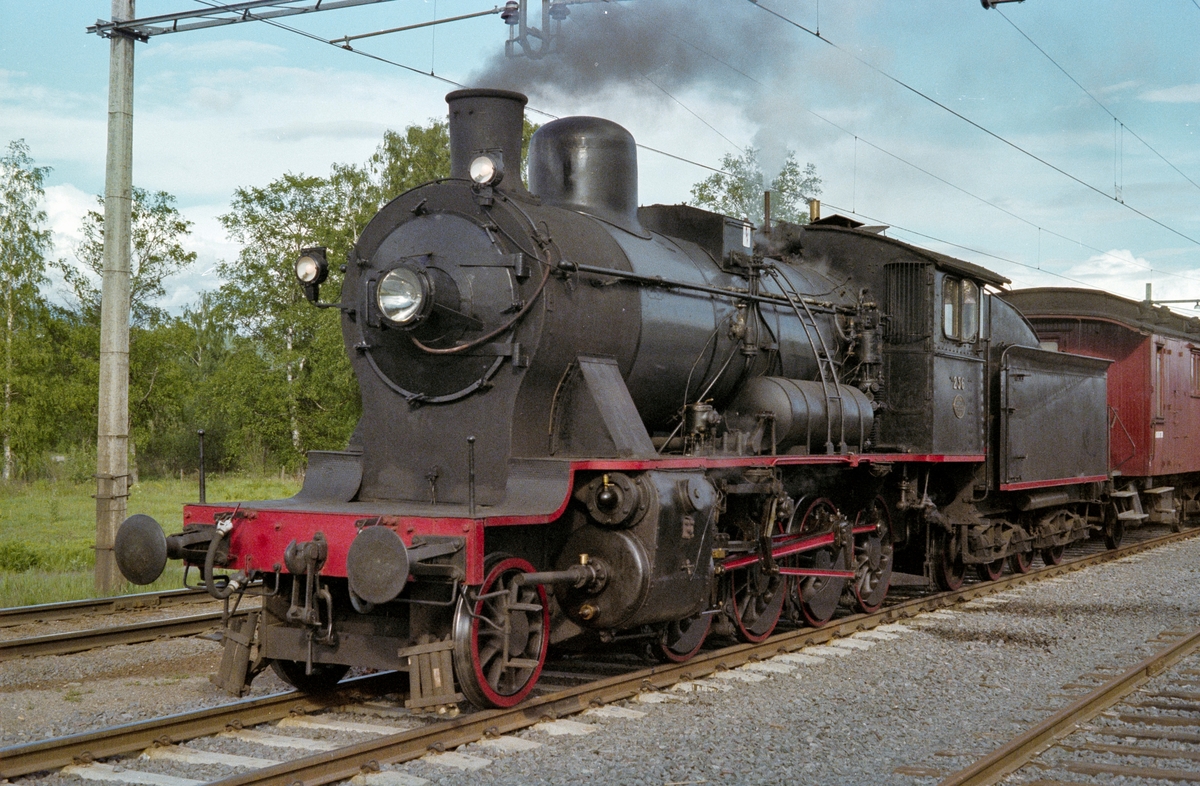 Veterantog på Kongsvingerbanen. Toget trekkes av damplokomotiv type 24b nr. 236.