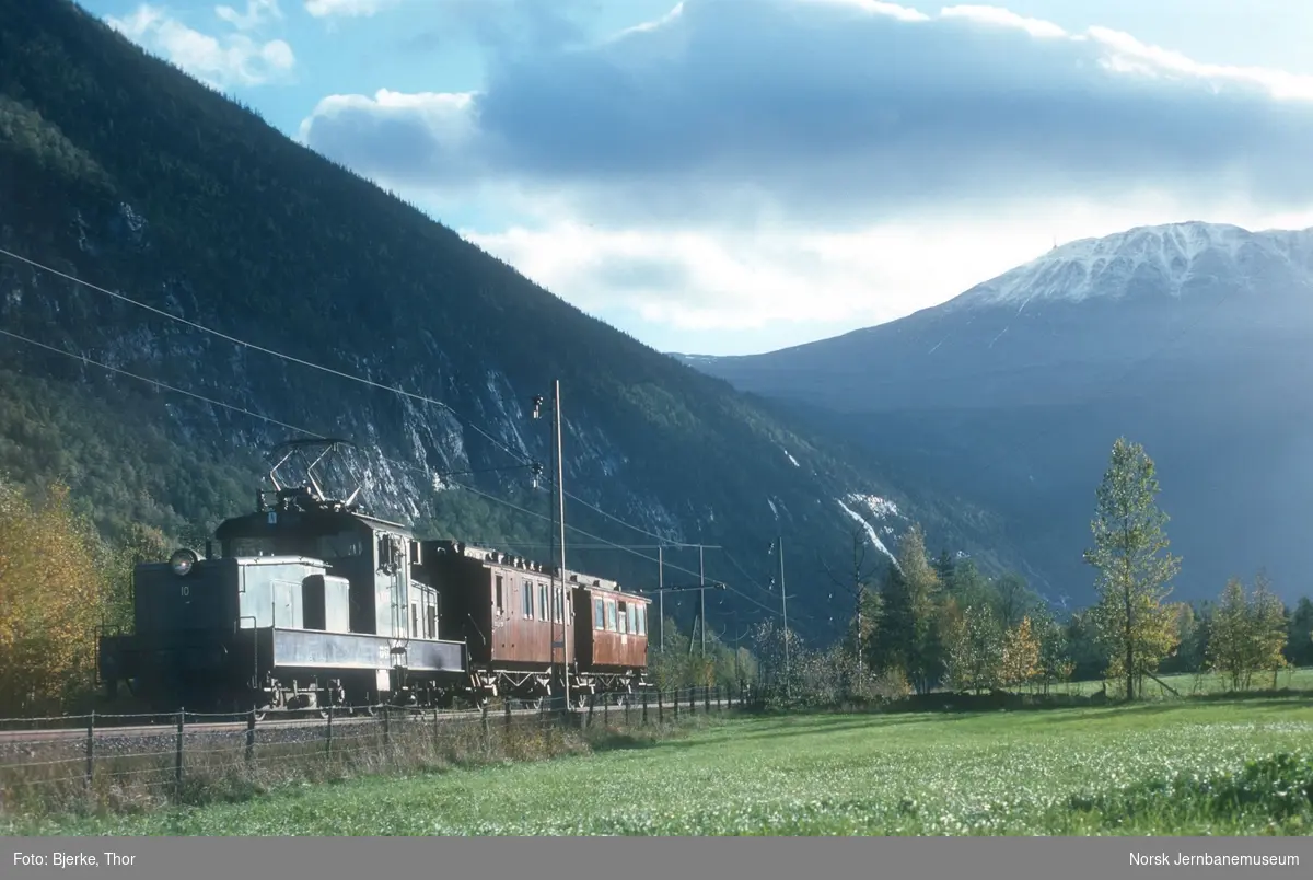 Rjukanbanens elektriske lokomotiv nr. 10 med ekstratog for Norsk Jernbaneklubb i Vestfjorddalen