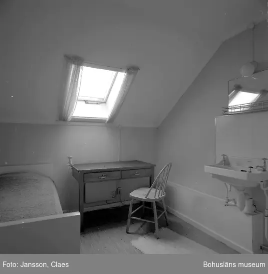 Enligt uppgift: "Gästrum invid vindsutrymme. Rummet inreddes vid 1950-talets början. Sängen kommer från "Albatross-expeditionen".