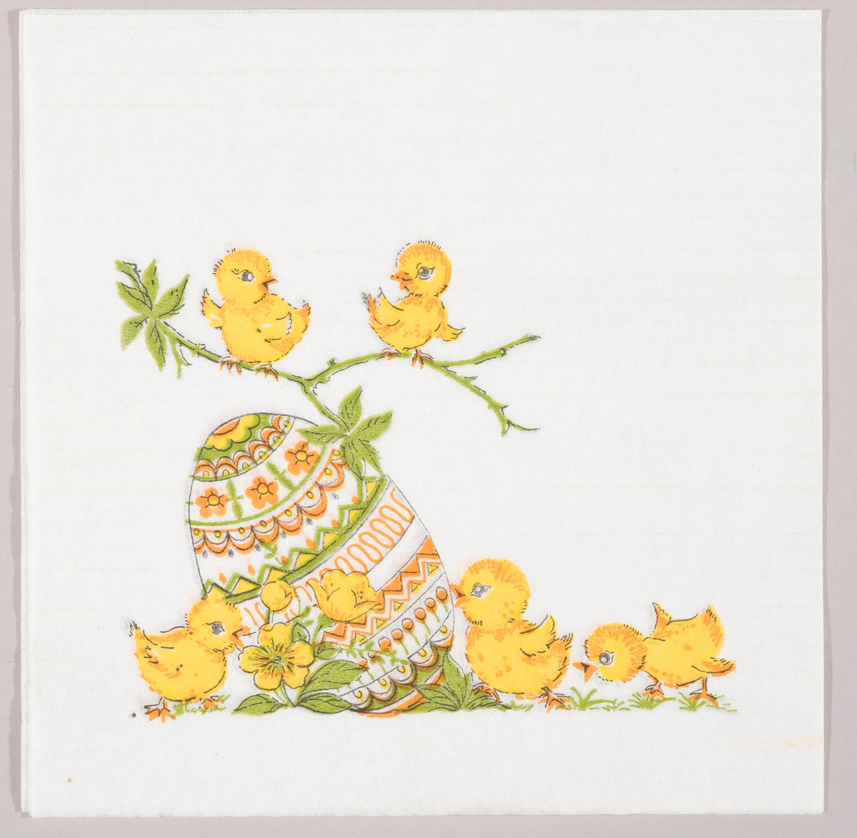 Et stort dekorert påskeegg, kyllinger på en gren og på bakken med gule blomster.