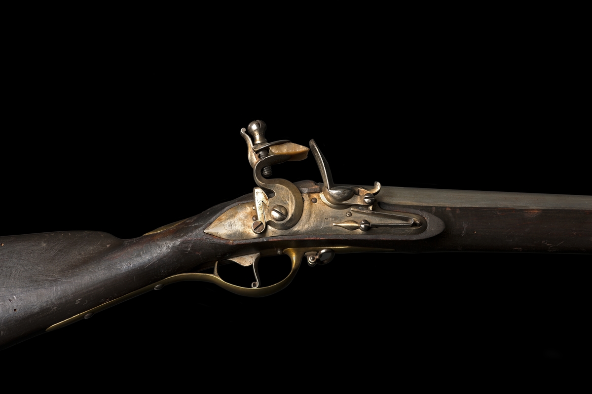 Skeppsgossegevär, 1770-talet (jmf infanterigevär m/1762), med flintlås. Märkt: "SS: BC: Nr 8" samt Tre kronor. Kolven av trä, pipa och mekanism av stål och beslagen av metall. Pipan slätborrad, kaliber 19 mm. Tillhörande stickbajonett.