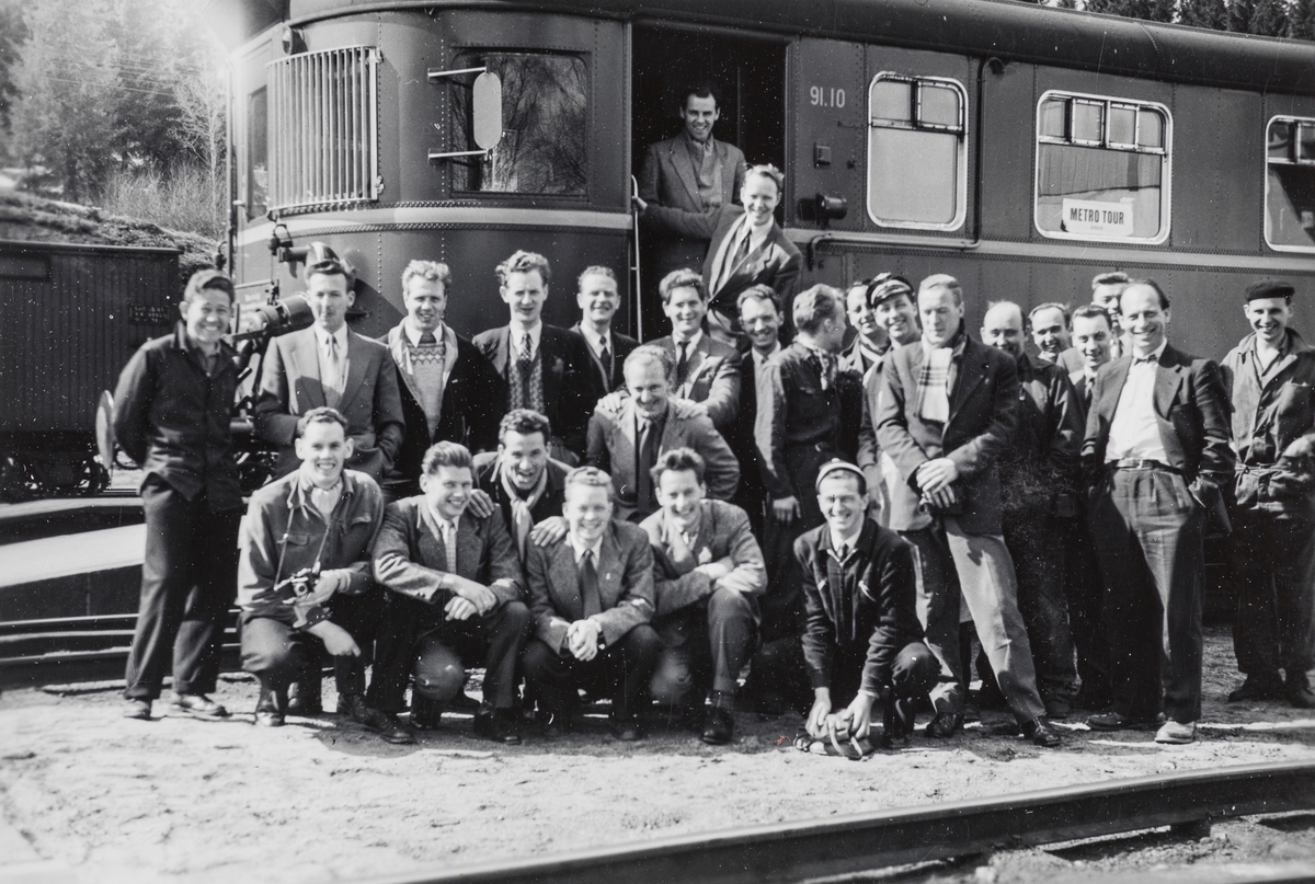 Elever på jernbaneskolens fyrbøterkurs i 1958 på tur med motorvogn Bmdo 91 10.